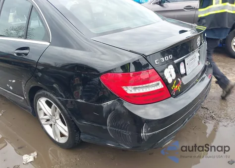 2014 Mercedes-Benz C 300 Sport 4Matic z USA, uszkodzony, nr VIN WDDGF8AB1ER304541